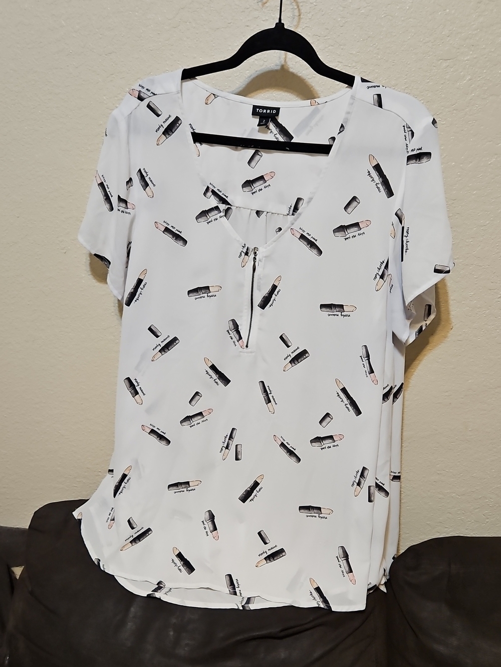 Torrid White Lipstick Print Short Sleeve Top